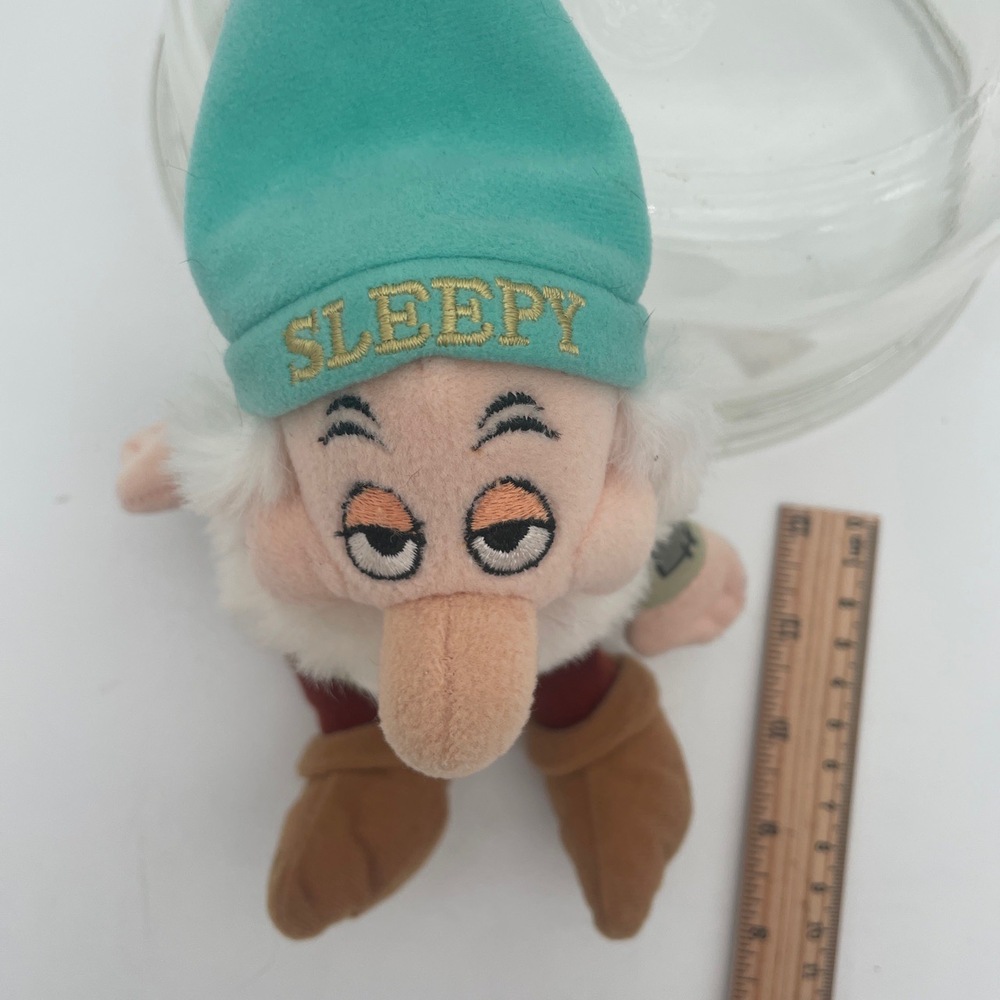 Disney Snow White Sleepy Plush With Green Hat Embroidered Face Shelf Sitting - Picture 2 of 6
